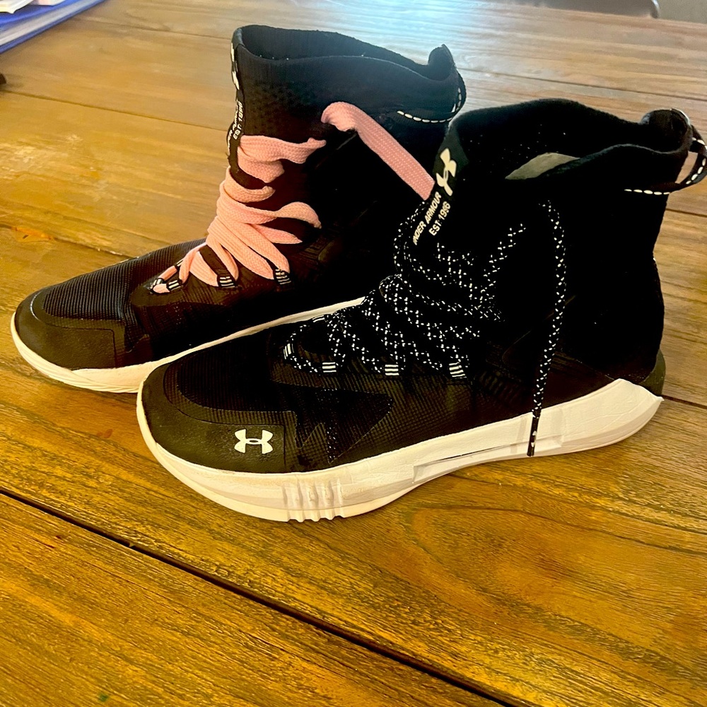 Like new Underarmour women’s volleyball shoes